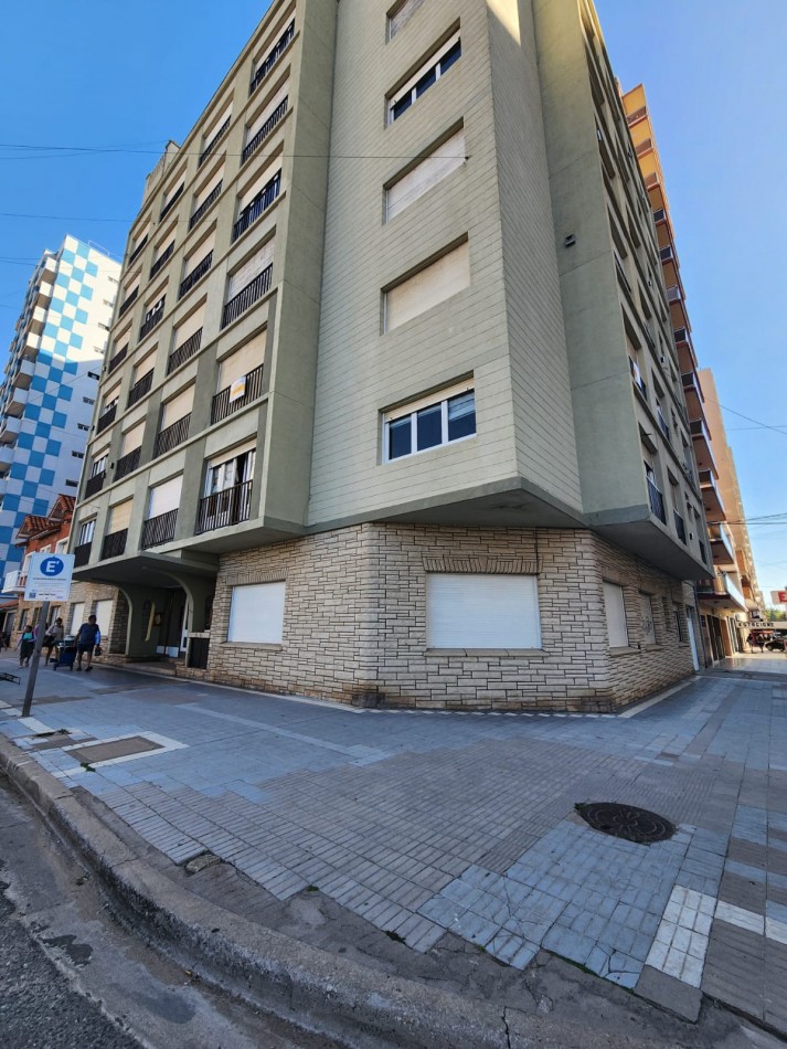 Solidez y Ubicacion Premium: Tu Departamento de 2 Ambientes en Zona I.