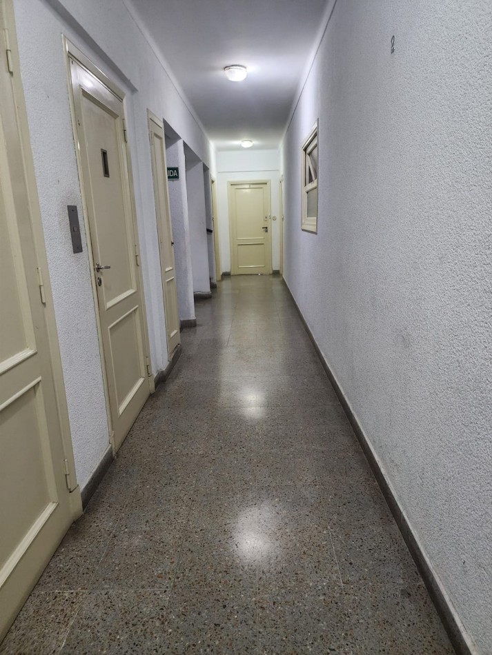 Solidez y Ubicacion Premium: Tu Departamento de 2 Ambientes en Zona I.