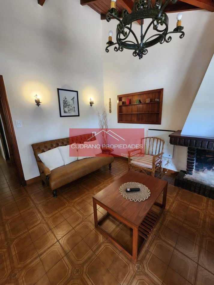 Vivi Miramar con Todo el Confort: Chalet de 4 Ambientes en la Mejor Ubicacion Residencial.