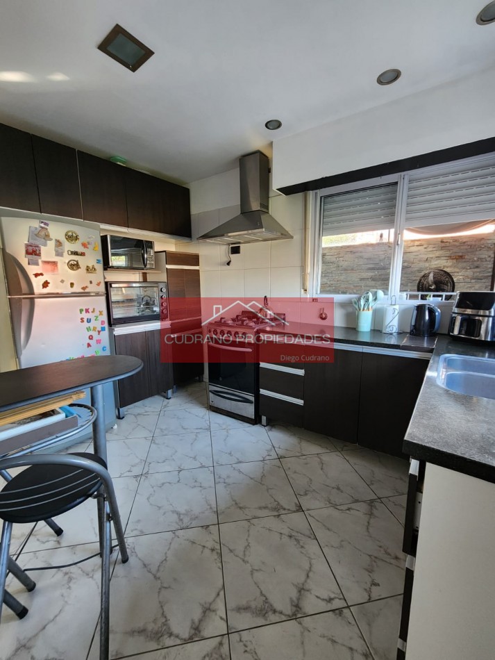 Oportunidad en Zona de Crecimiento: Solida Casa sobre Amplio Lote en Las Palmas.