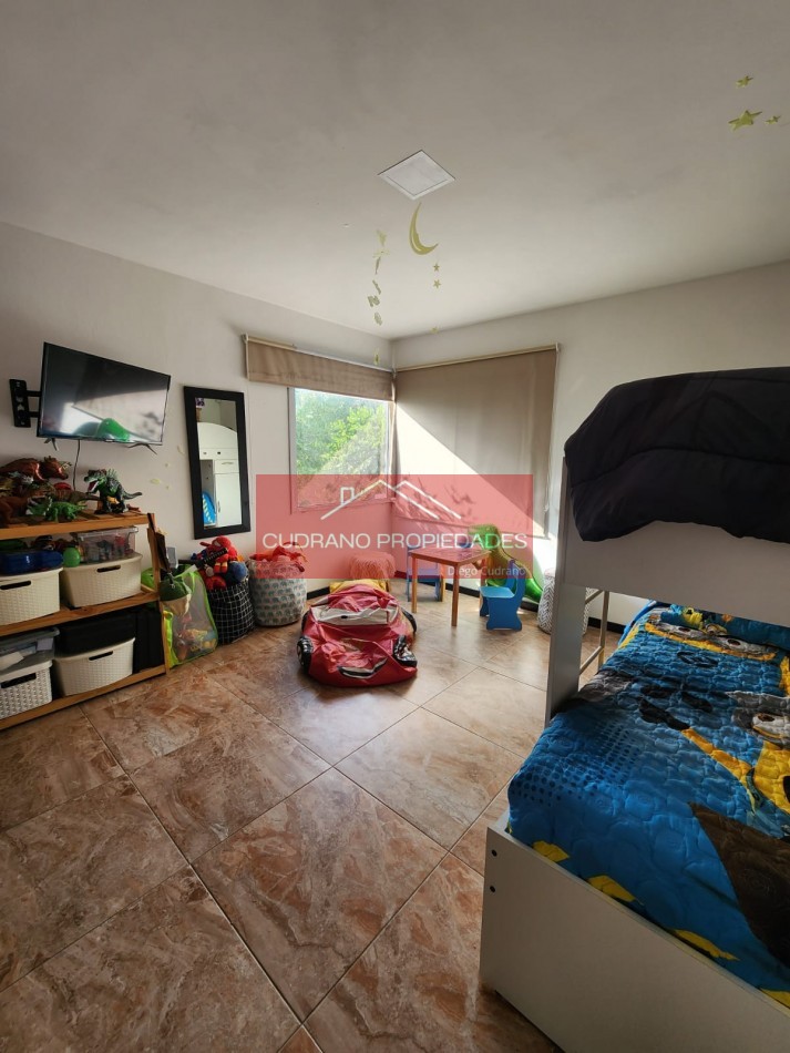 Oportunidad en Zona de Crecimiento: Solida Casa sobre Amplio Lote en Las Palmas.