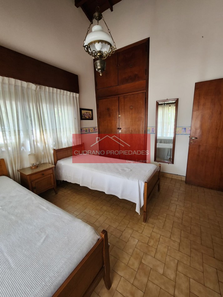 Vivi Miramar con Todo el Confort: Chalet de 4 Ambientes en la Mejor Ubicacion Residencial.