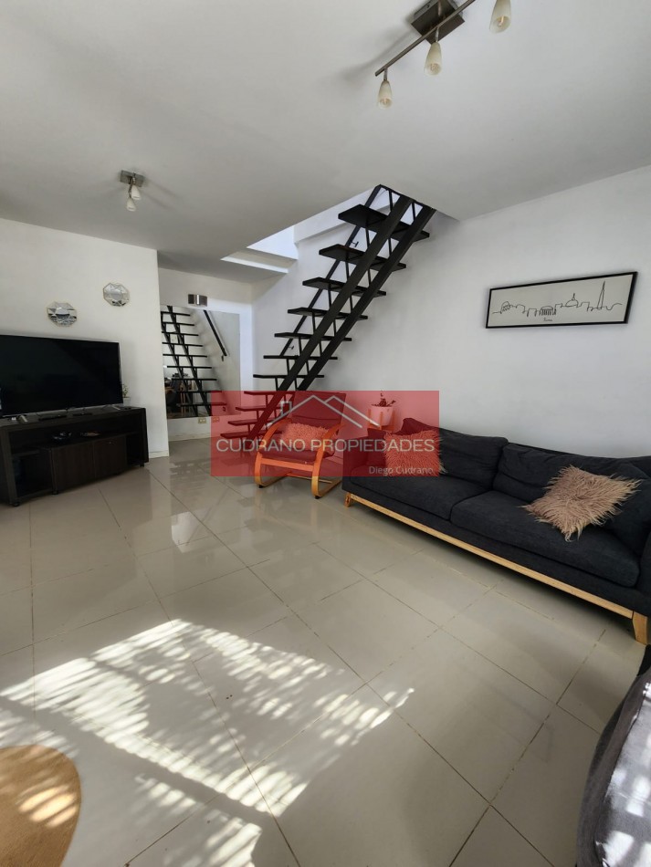 Oportunidad en Zona de Crecimiento: Solida Casa sobre Amplio Lote en Las Palmas.