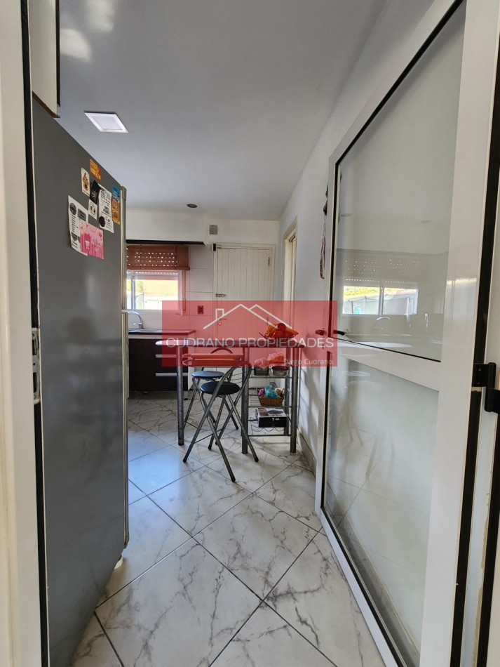 Oportunidad en Zona de Crecimiento: Solida Casa sobre Amplio Lote en Las Palmas.