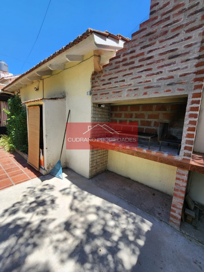 Vivi Miramar con Todo el Confort: Chalet de 4 Ambientes en la Mejor Ubicacion Residencial.