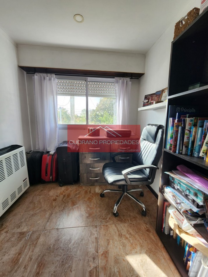 Oportunidad en Zona de Crecimiento: Solida Casa sobre Amplio Lote en Las Palmas.