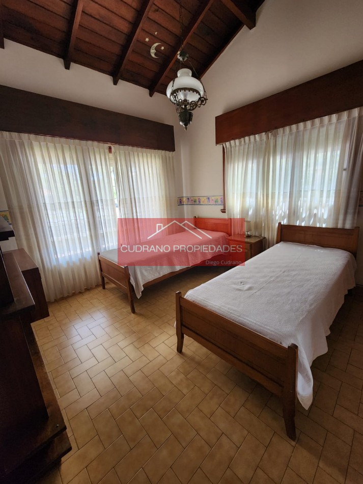 Vivi Miramar con Todo el Confort: Chalet de 4 Ambientes en la Mejor Ubicacion Residencial.