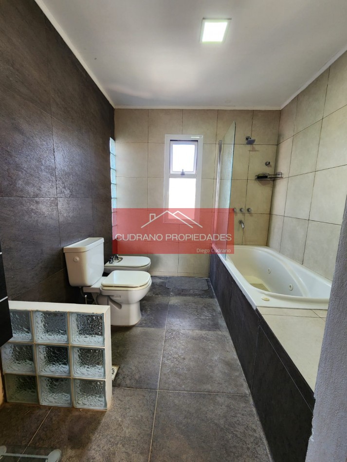 Oportunidad en Zona de Crecimiento: Solida Casa sobre Amplio Lote en Las Palmas.