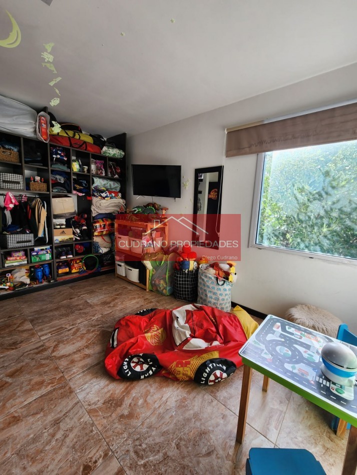 Oportunidad en Zona de Crecimiento: Solida Casa sobre Amplio Lote en Las Palmas.