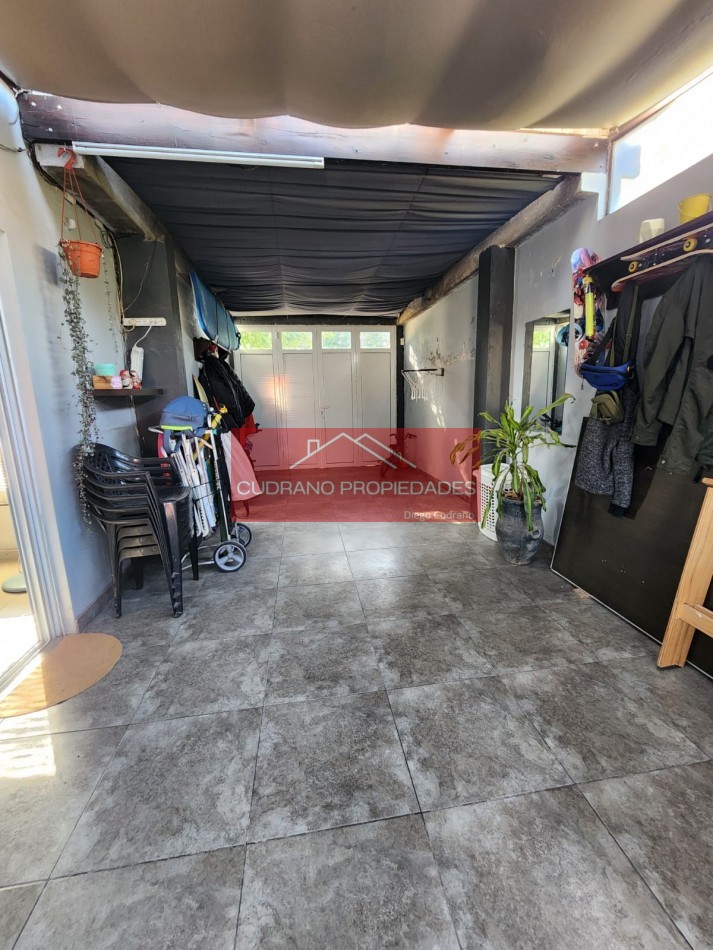 Oportunidad en Zona de Crecimiento: Solida Casa sobre Amplio Lote en Las Palmas.