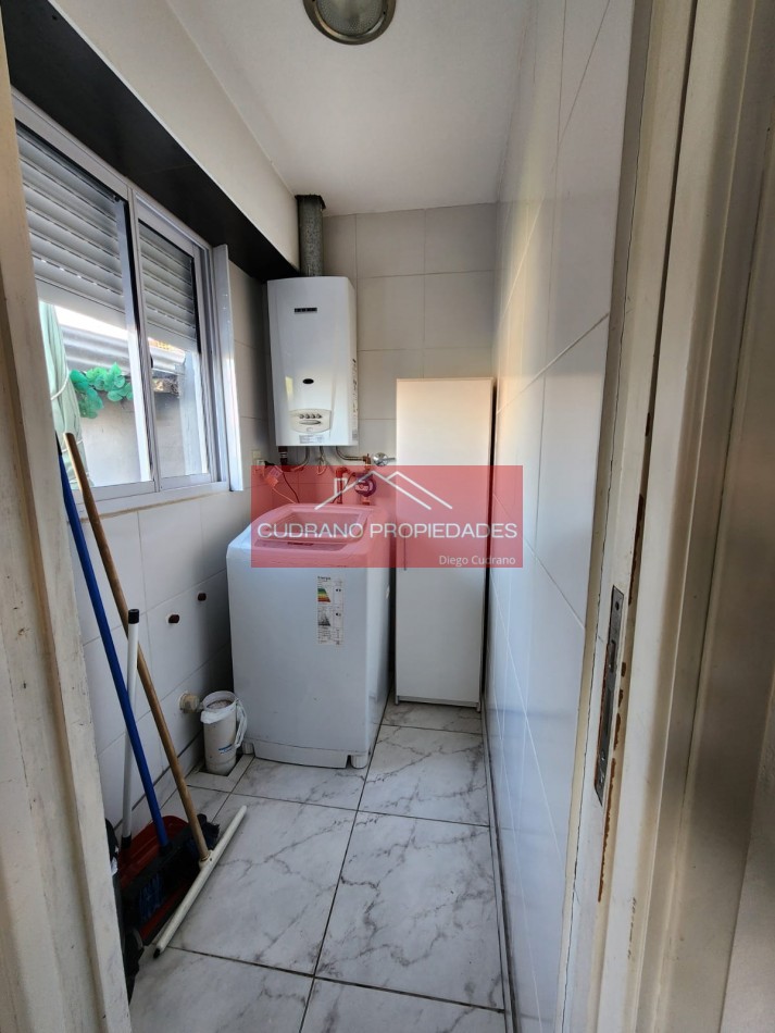 Oportunidad en Zona de Crecimiento: Solida Casa sobre Amplio Lote en Las Palmas.