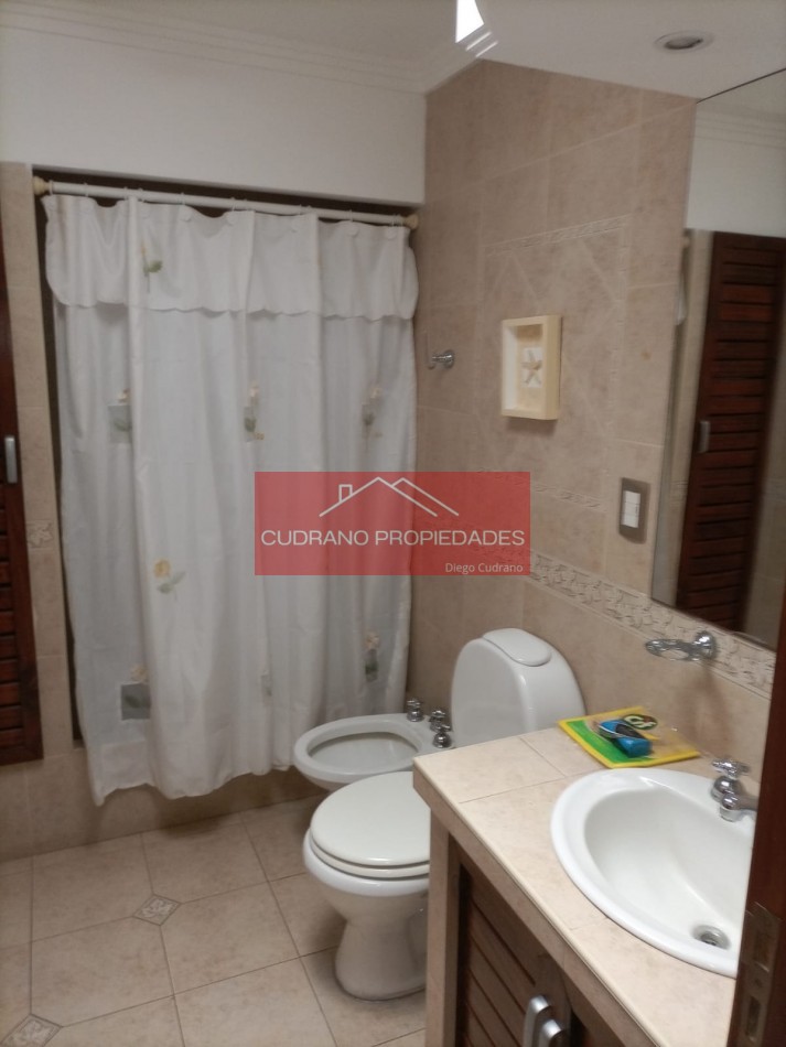 CHALET - 4 AMBIENTES - PILETA CLIMATIZADA - ZONA RESIDENCIAL - MIRAMAR