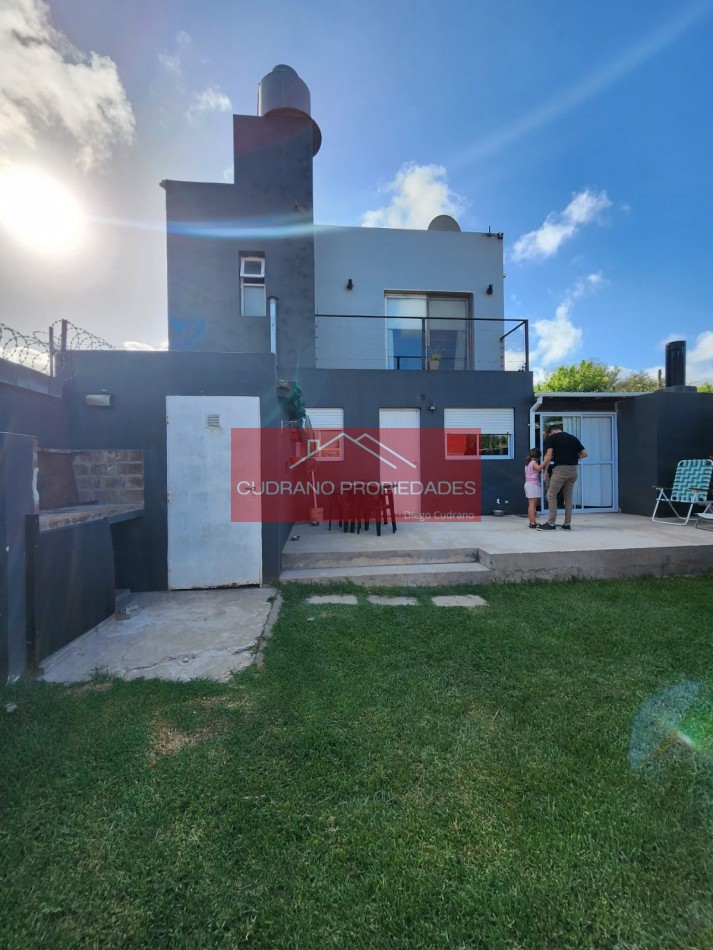 Oportunidad en Zona de Crecimiento: Solida Casa sobre Amplio Lote en Las Palmas.