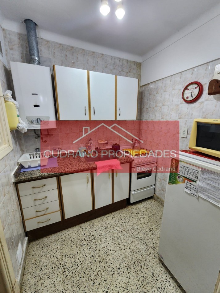 Solidez y Ubicacion Premium: Tu Departamento de 2 Ambientes en Zona I.