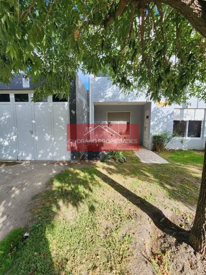 Oportunidad en Zona de Crecimiento: Solida Casa sobre Amplio Lote en Las Palmas.