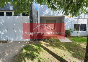 Oportunidad en Zona de Crecimiento: Solida Casa sobre Amplio Lote en Las Palmas.